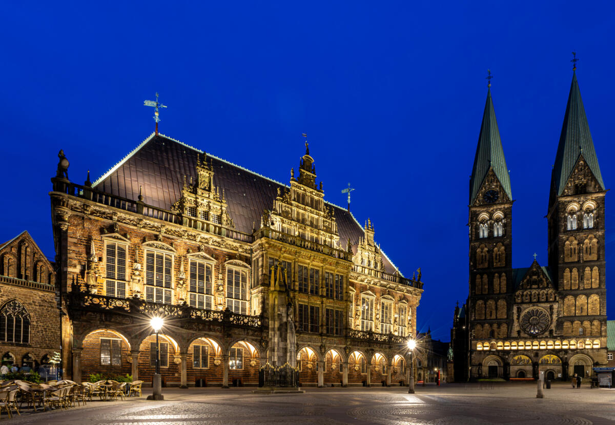 Bremen Rathaus Roland und Dom blaue Stunde 2024 msu 8259